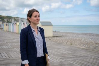 Jeune femme regardant la mer sur le quai de Dieppe