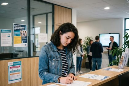 Jeune femme concentrée remplissant un formulaire à SaintBrieuc